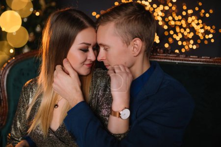 Téléchargez les photos : Jeune couple heureux embrasser et se détendre sur un canapé confortable. - en image libre de droit