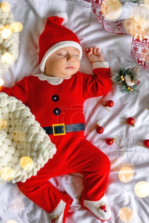 Téléchargez les photos : Top View Portrait Nouveau-né Mignon Drôle Dormant Enfant Bébé Dans Santa Hat et vêtements rouges. Joyeux Noël, Bonne année, Nourrisson, Enfance, Hiver - en image libre de droit