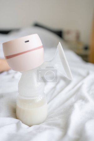 Foto de Extractor de leche para obtener leche en la cama - Imagen libre de derechos