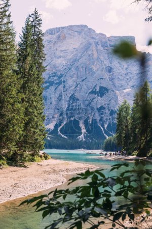 Téléchargez les photos : Dolomites, Italie, lago di braies. Lake Brace est également connu sous le nom de Lago di Breyes. Le lac est entouré par la forêt, célèbre pour ses sentiers de randonnée pittoresques. - en image libre de droit