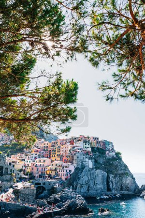 Foto de Vista de coloridas casas de arquitectura tradicional italiana. pequeña ciudad en una costa rocosa del océano. Italia. - Imagen libre de derechos
