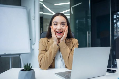 Une jeune femme d'affaires excitée ou une employée de bureau reçoit de bonnes nouvelles en obtenant une promotion d'emploi. se sentir choqué et surpris.