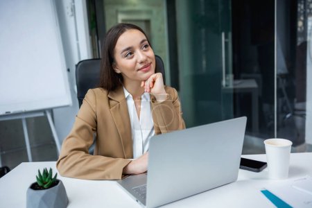 Téléchargez les photos : Jeune femme d'affaires travailleur se détendre assis au bureau avec ordinateur portable rêvant de froid au travail - en image libre de droit