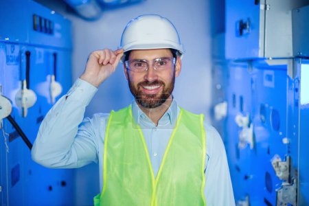 Téléchargez les photos : Happy caucasian technician contractor mechanic electrician adjust hardhat helmet smiling at camera - en image libre de droit