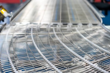 Edelstahl-Drahtgitterbandförderer der automatischen Produktionslinie des Herstellungsprozesses für den Transport von Gütern oder Produkten usw. in der Industrie