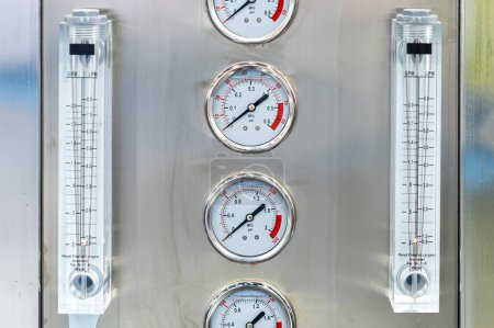 Foto de Medidor de presión y medidor de rotámetro para medir la cuantificación de presión y el caudal volumétrico de líquido o fluido en tubo cerrado - Imagen libre de derechos