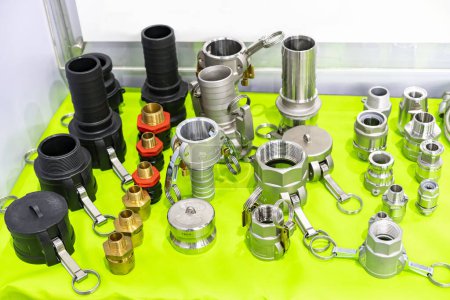 Foto de Varios tipo y tubo de material de montaje de tubo o conector de manguera para el sistema de vapor líquido en industrial - Imagen libre de derechos