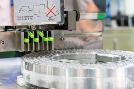 cerrar la cápsula verde de la medicina en la horquilla de alimentación de la máquina automática de llenado de cápsulas durante el proceso de fabricación en industrial