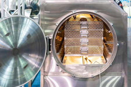 Téléchargez les photos : Panier en maille d'acier inoxydable placé dans la stérilisation automatique d'autoclave de pièce dans l'industrie alimentaire pour le processus de fabrication - en image libre de droit