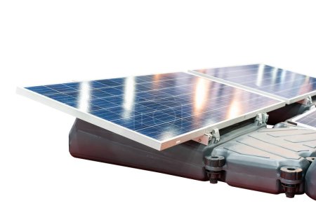 Téléchargez les photos : Panneaux solaires ou installation de module photovoltaïque sur dispositif de montage en aluminium et bouée flottante dans l'énergie industrielle isolé sur blanc avec chemin de coupe - en image libre de droit