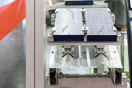 Téléchargez les photos : Exemple de panneaux solaires ou d'installation de modules photovoltaïques sur un dispositif de montage en aluminium d'un système de toiture en tôle - en image libre de droit