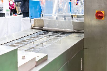 Automatische und kontinuierliche Kunststoffbox oder Portionslochschale und Stretchfolie der Vakuumverpackungsmaschine in der Lebensmittelindustrie