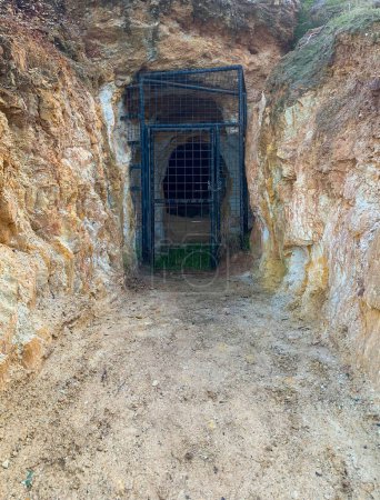 Foto de WEDDERBURN, AUSTRALIA - 9 de julio de 2023: antigua entrada al pozo de la mina de oro en la reserva turística de Hard Hill en Wedderburn - Imagen libre de derechos
