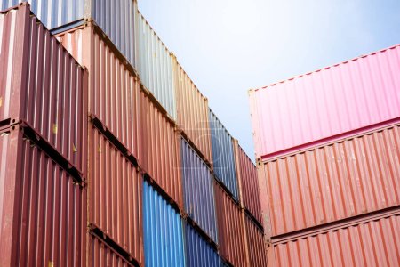 Téléchargez les photos : Boîte à conteneurs industrielle du cargo pour l'importation concept d'exportation. - en image libre de droit