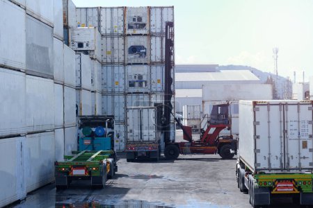Téléchargez les photos : Soulever des conteneurs et des camions du point de vue de l'industrie - en image libre de droit