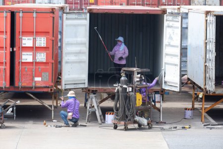 Téléchargez les photos : Travailleurs travaillant dans le chantier de conteneurs - en image libre de droit