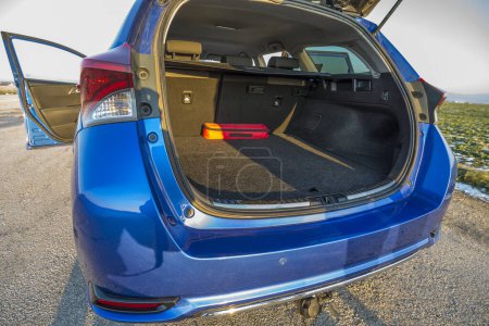 Téléchargez les photos : Open trunk door on a blue car - en image libre de droit