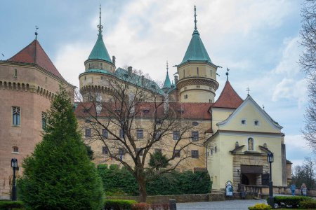 Foto de Castillo medieval de Bojnice, patrimonio de la UNESCO en Eslovaquia. Castillo romántico con elementos góticos y renacentistas construido en - Imagen libre de derechos