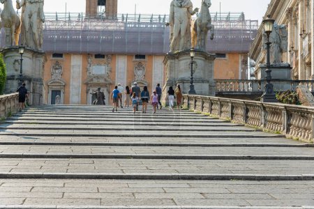 Téléchargez les photos : La colline du Capitole cordonata à Rome, Italie - en image libre de droit