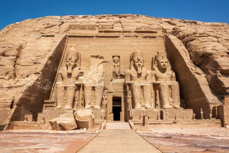 Blick auf den Eingang zum Abu Simbel Tempel in der Nähe von Assuan, Ägypten