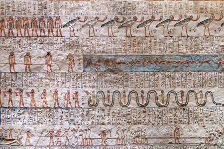 Komplizierte Details und Hieroglyphen in einem Grab im Tal der Könige in der Nähe von Luxor, Ägypten