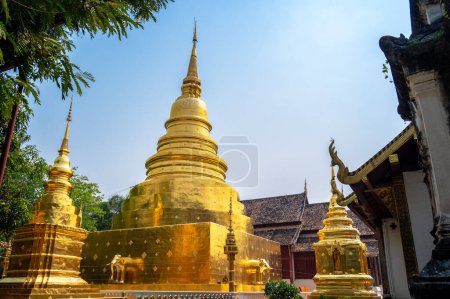 Vista de una estupa dorada en Wat Phra Singh en el centro de Chiang Mai
