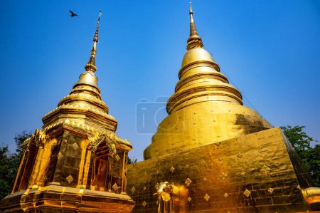 Hermosa vista de una estupa de oro en el centro de Chiang Mai, Tailandia en Wat Phra Singh