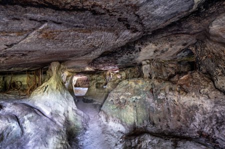Impresionante vista de una cueva en Los Tuneles cerca de San José del Guaviare, Colombia