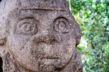 Gros plan du visage d'une statue antique à San Agustin, en Colombie