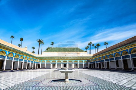 Impresionante vista de un patio en el Palacio de la Bahía en Marrakech, Marruecos