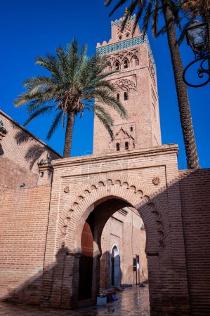 Vista vertical del minarete de la mezquita de Koutoubia en Marrakech, Marruecos