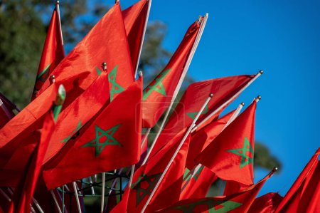 Nahaufnahme von zahlreichen marokkanischen Flaggen, die im Wind wehen in Marrakesch, Marokko