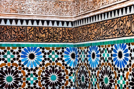 Azulejos detallados adornados, conocidos como zellige, en las Tumbas Saadianas en Marrakech, Marruecos