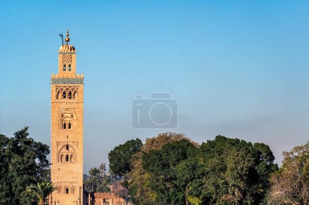 Vista del minarete de la mezquita de Koutoubia y árboles en Marrakech, Marruecos
