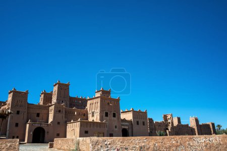 Kasbah Amridil in Skoura, Marokko mit einem schönen blauen Himmel