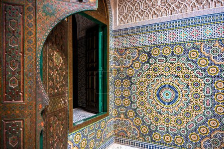 Inticar detalles en el interior de Telouet Kasbah en Telouet, Marruecos