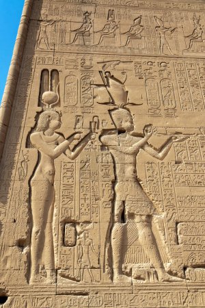 Soulagement de Cléopâtre sur le Temple d'Hathor à Dendera, Egypte