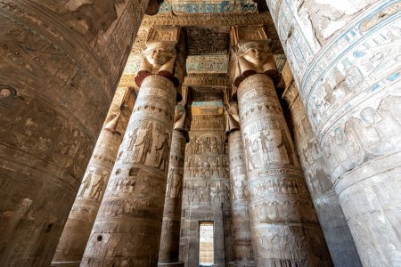 Hermosas columnas adornadas en el Templo de Hathor en Dendera, Egipto