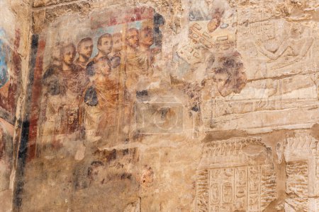 Antike römische Kunst mit ägyptischen Hieroglyphen im Luxor-Tempel in Luxor, Ägypten