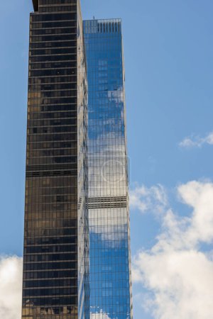 Foto de Hermosa vista de dos rascacielos en el cielo azul y el fondo de nubes blancas. Nueva York. Estados Unidos. - Imagen libre de derechos