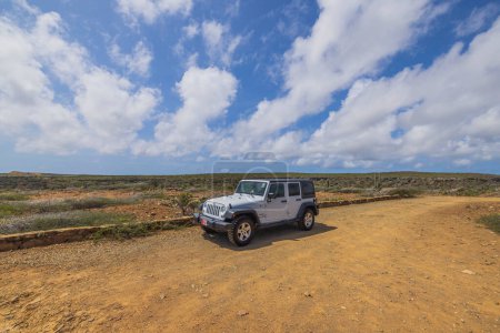 Téléchargez les photos : Belle vue sur la jeep blanche wrangler dans le désert sur la route du parc national, Aruba. Oranjestad. 09.12.2022. - en image libre de droit