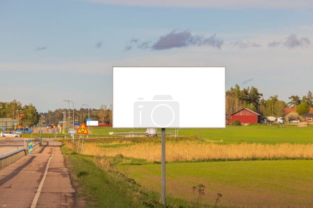 Téléchargez les photos : Vue rapprochée de l'autoroute avec panneau d'affichage routier avec des écrans vierges d'image maquette. Suède. - en image libre de droit
