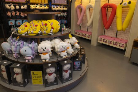 Foto de Beautiful Interior view of BT21 store on Broadway in New York with shelves of plush toys for sale. New York, USA. 09.22.2022. - Imagen libre de derechos