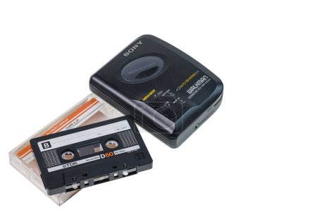 Foto de Vista de cerca del reproductor de audio Sony Walkman con casete de audio TDK aislado sobre fondo blanco. Suecia. Uppsala. 02.05.2023. - Imagen libre de derechos