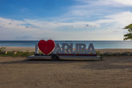 Téléchargez les photos : Close up view of letters I love Aruba in center of Oranjestad, capital of Aruba on Atlantic ocean background. Aruba. Oranjestad. 02.08.2023. - en image libre de droit