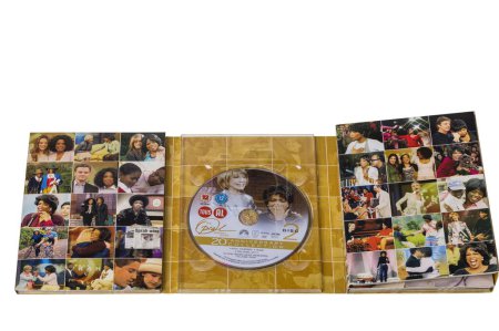 Foto de Vista de cerca del DVD dentro de la colección de cajas del 20 aniversario de Oprah Winfrey. Suecia. Uppsala. 02.11.2023. - Imagen libre de derechos
