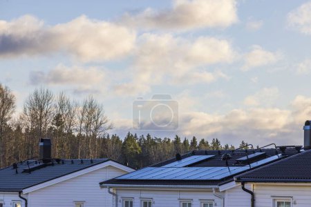 Foto de Magnífica vista del techo de la villa equipada con panel solar contra el fondo del cielo azul con nubes blancas. Países Bajos. - Imagen libre de derechos