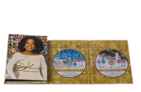 Foto de Vista de cerca de la colección de cajas de cd aniversario de Oprah Winfrey sobre fondo blanco. Suecia. Uppsala. 02.21.2023 - Imagen libre de derechos