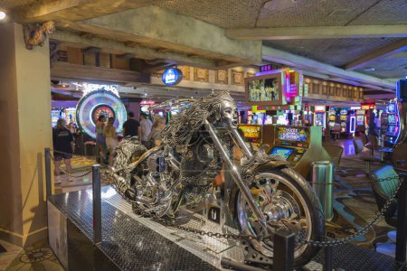 Foto de Vista interior del Treasure Island casino hotel. Vista de cerca de la legendaria motocicleta como decoración. Las Vegas. Estados Unidos. 09.17.2022. - Imagen libre de derechos
