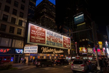 Foto de Hermosa vista nocturna de Broadway de Manhattan en Nueva York. Estados Unidos. Nueva York. 09.22.2022. - Imagen libre de derechos